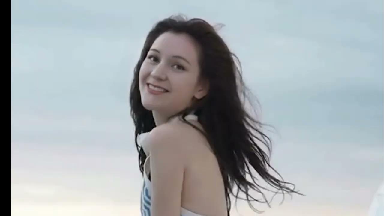 Девушка с гитарой. Девушка поет на берегу моря. Музыканты на берегу моря. Девушка с арфой. Душой на море.