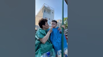 cậu bé ngu ngơ đói bụng bị kẻ xấu coi thường may mắn gặp được anh trai tốt #shorts