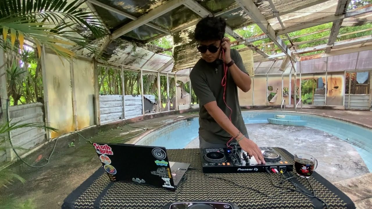 Deep House and Minimal Techno Mix at a empty pool in Guatemala l Mat Session #2