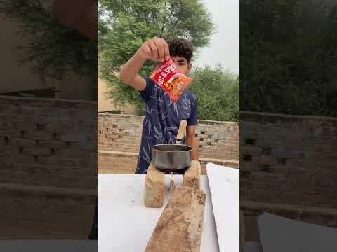 kiya mombiti say noodles bany ga 😯😲 #shorts #youtubeshorts