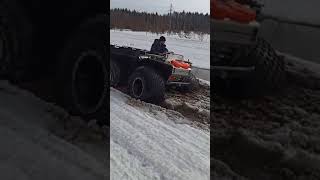 Вездеход по снегу с  илом на берегу лесной реки. В оттепель на Урагане Дикаре с шинами Трэкол.