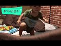 布団で遊んで芸を披露する1歳児