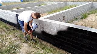 Jak Wykonać Izolację Fundamentu? Izolacja Fundamentów Natryskowo. Triki Budowlane