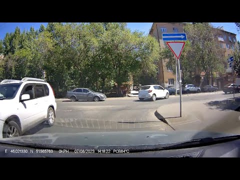 Зачем так напрашиваться на ДТП?(Саратов 7.08.2023, в657нм164)