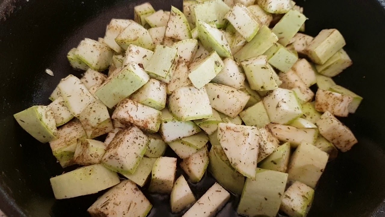 Кабачок кусочками. Жареные кабачки кубиками. Кабачки кубиками на сковороде. Обжариваем кабачок кубиками. Кабачки кубиками в духовке.