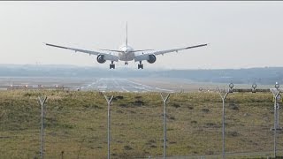 Emirates B777 Overhead & Rear View Landing at Hamburg Airport