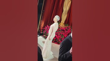 #Oscars 2023: Jamie Lee Curtis Doing the Glambot, Ryan Seacrest Waiting