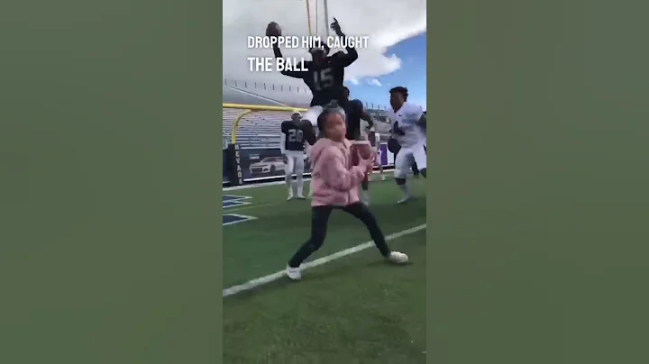 This little girl dropped a college football player 😱😂 (via _kidwilliams_/TW)