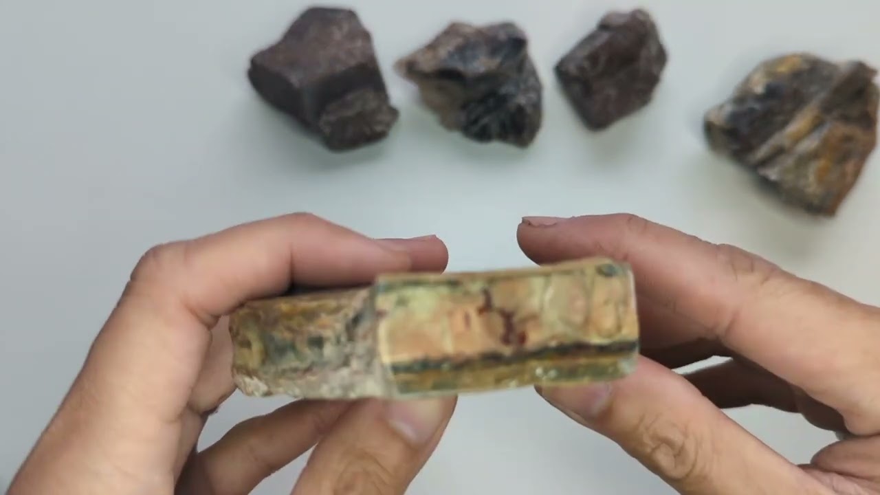 Огранка моррисонита и яшмы из района залива Сан-Франциско, а также агатов из Грейвъярд-Пойнт.