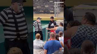 This one had zero chill from start to finish 😂 Tom mime Seaworld #seaworldmime #tomthemime #shorts