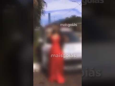 Mulher viraliza na web ao se exibir de vestido longo em capô de viatura da PM de Goiás