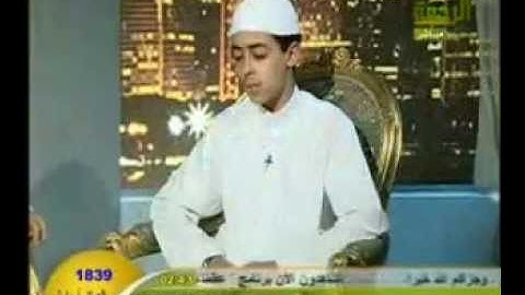 صوت الطفل الخاشع جدا الذى ابكى شيخه القارئ محمود حجازي