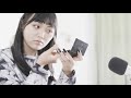 シリコンバストを試着する女装子。
