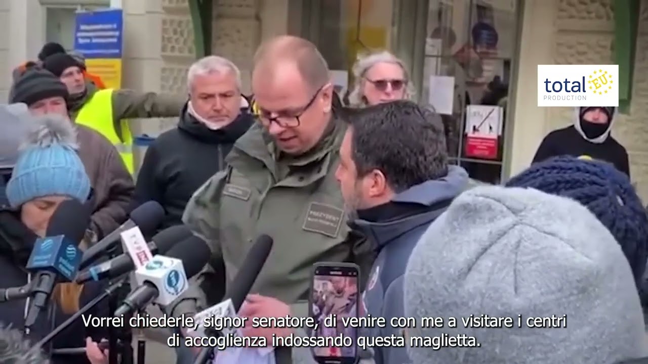 Salvini in Polonia: il sindaco polacco gli mostra la maglietta di Putin. Qualcuno urla 'buffone'.