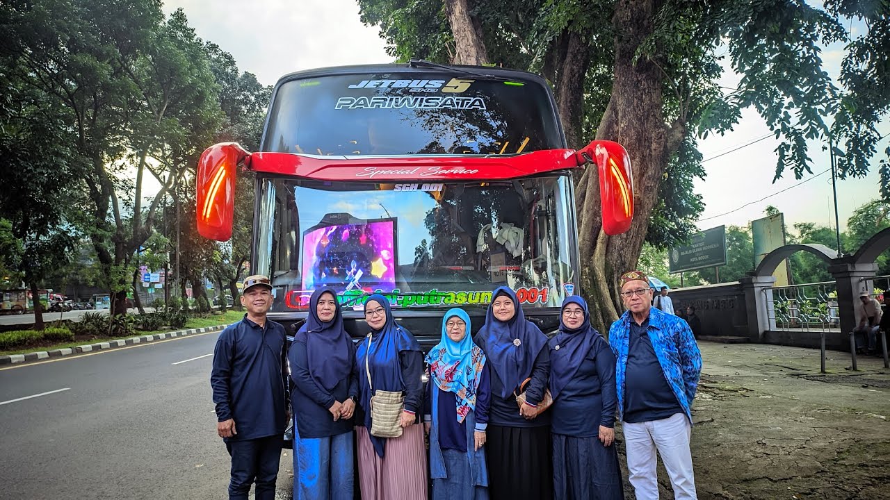 FAMILY GATHERING GOES TO MASJID AGUNG+PANTAI CARITA DESIANA