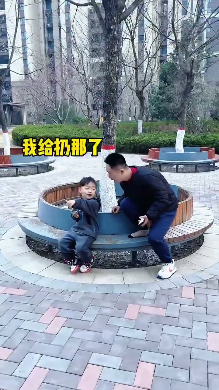 爸爸乱脱鞋，儿子也不惯着他！#呆萌小米宝#萌娃#熊孩子