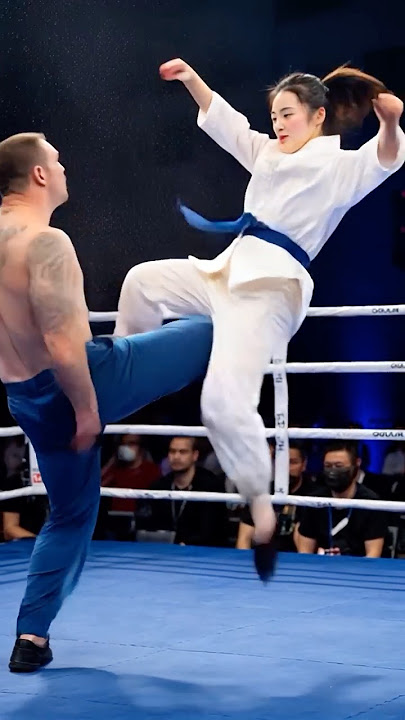 The kung fu girl's consecutive kicks are so amazing that even strong men can't handle them #kungfu