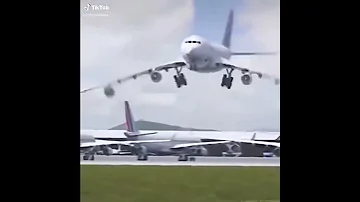 سبحان الله شاهد الطائرة تطير مثل العصافير وترقص Funny Plane Dance 