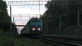 ЧС8-021 с 750-ым поездом и городская электричка