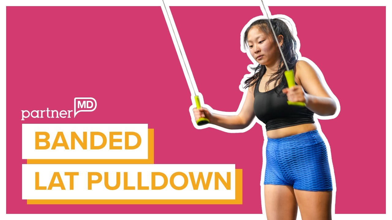 Как выполнять тягу верхнего блока с эластичной лентой | Упражнения с PartnerMD