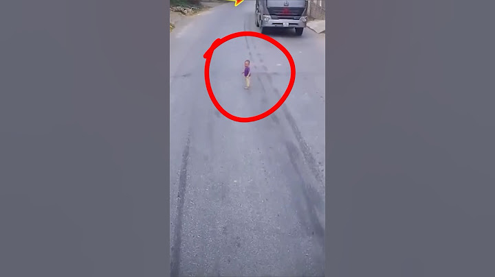 تفاجئ سائق الشاحنة بوجود هذا الطفل في الشارع.. شاهد ما حدث 😭! #shorts
