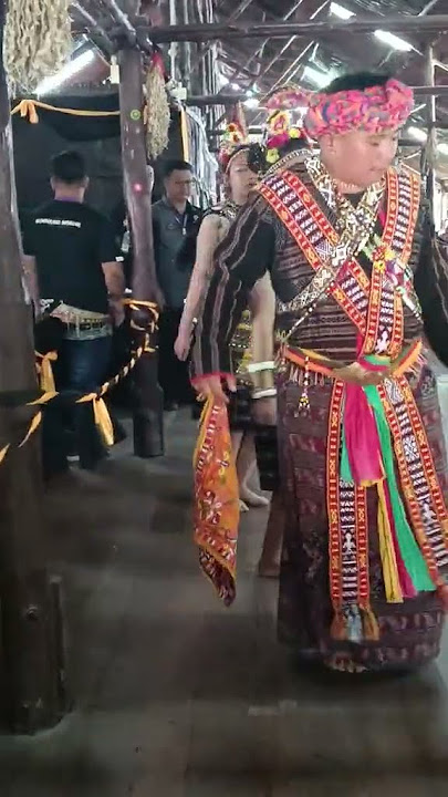 Tarian tradisional suku kaum Rungus ( mongigol )