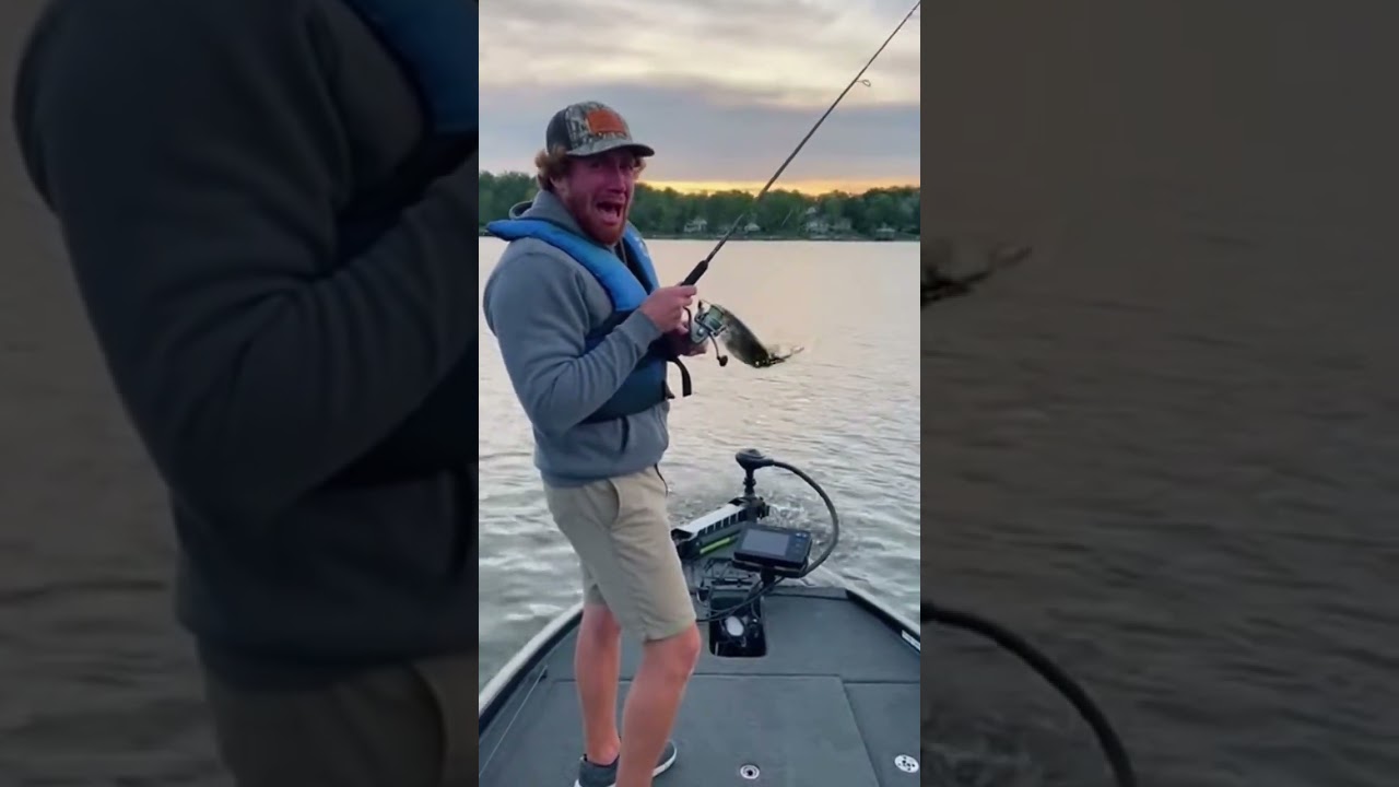 Мне кажется, он пугает рыбу🤣🤣 