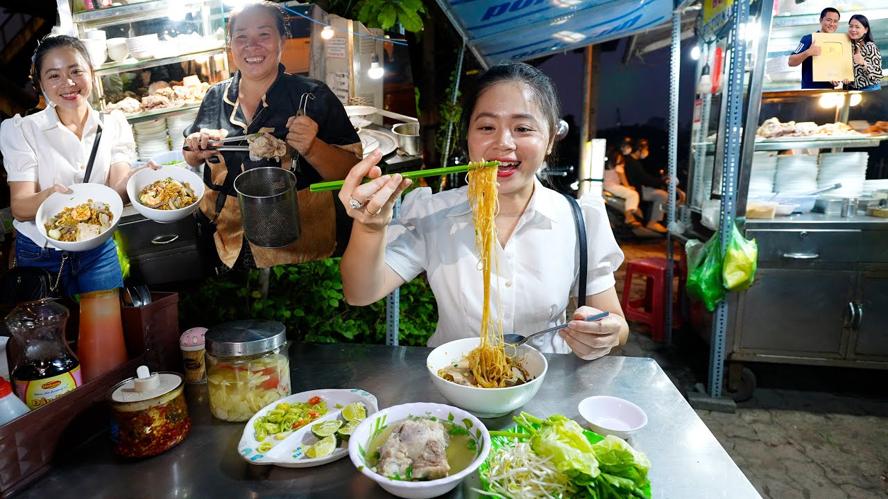 Hồi hộp ăn Hủ tiếu Nam Vang 35k siêu ngon ở chân cầu Kênh Tẻ triều cường ngập hết đường phố Sài Gòn
