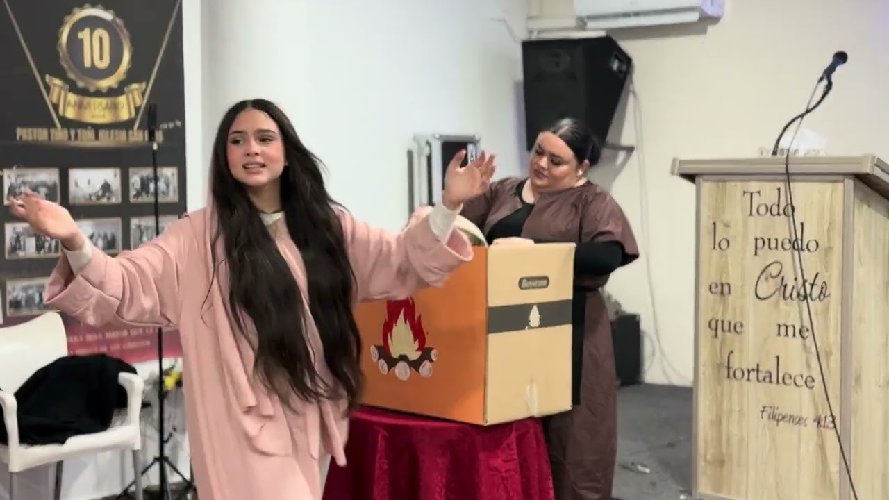 Pequeña obra: vasijas rotas en manos del alfarero 