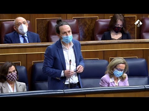 Iglesias cuela a Paca la Piraña en el Congreso y genera desconcierto en Calviño