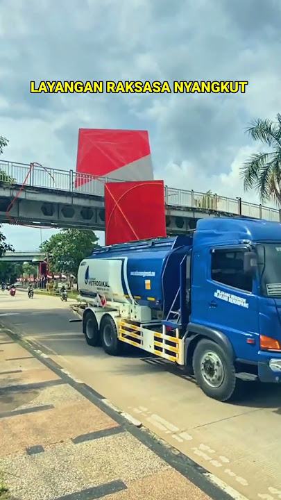 LAYANGAN RAKSASA NYANGKUT #shortvideo #layangan #benanglayangan #shortsviral #ngakak
