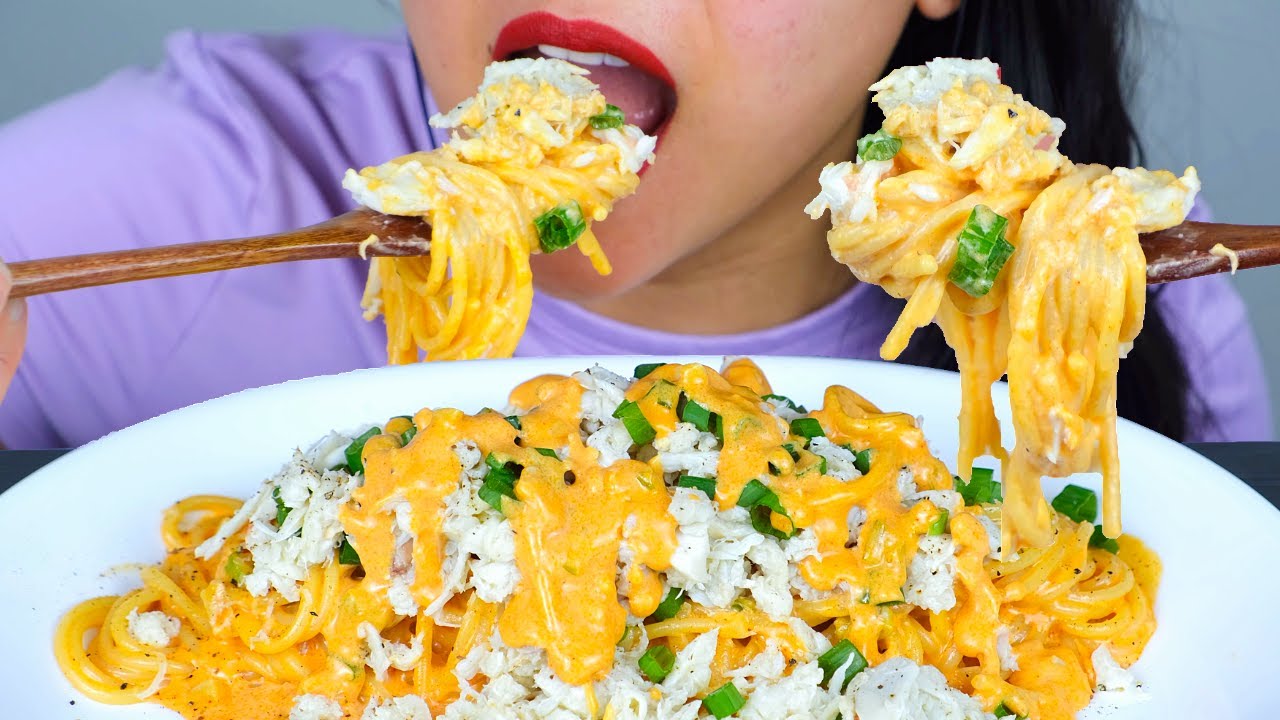 ASMR CREAMY SPICY CRAB PASTA | KOREAN GOCHUJANG CREAM SAUCE (MUKBANG / EATING SOUNDS) NO TALKING