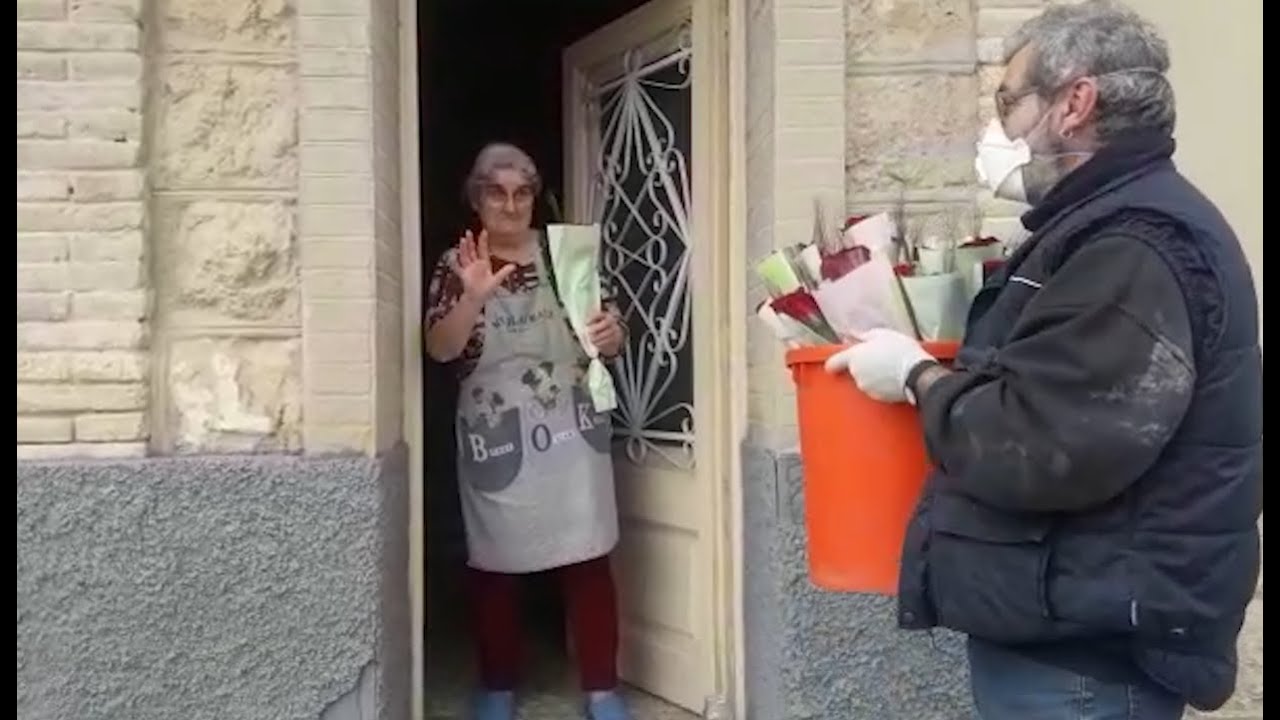 La Fatarella porta roses a totes les cases i llibres als xiquets per celebrar Sant Jordi