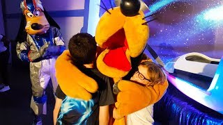 Disney Quickie - Meeting Space Goofy And Pluto In Magic Kingdom Tomorrowland