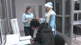 В Красноярске Дед Мороз поздравил, обратившихся за услугами в Управление по вопросам миграции