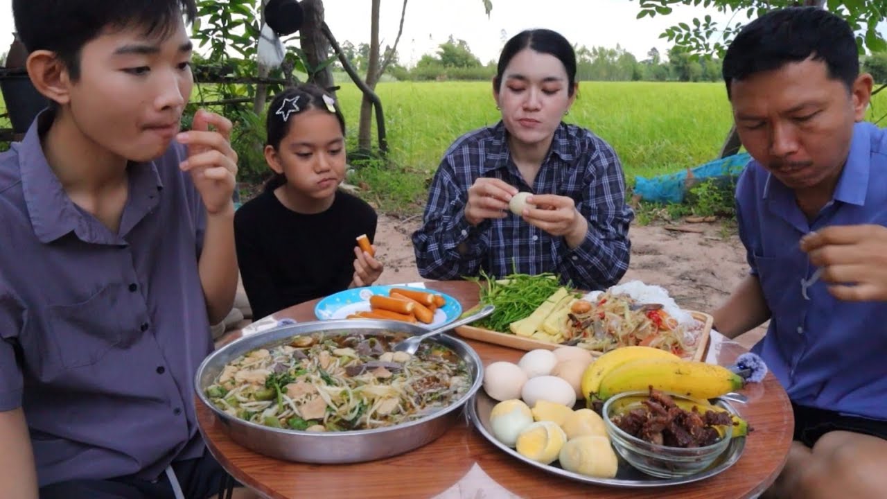 ส้มตำกุ้งไข่ข้าวไส้กรอก เนื้อแดดเดียวทอด เกาเหลาหมูซดฮ้อนๆ อาหารหลายอย่างจ้า 27 ตุลาคม พ.ศ.2568