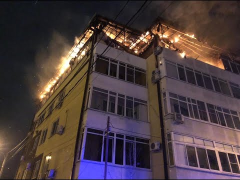 В Сочи спасатели эвакуировали жителей пятиэтажки из-за пожара (1)