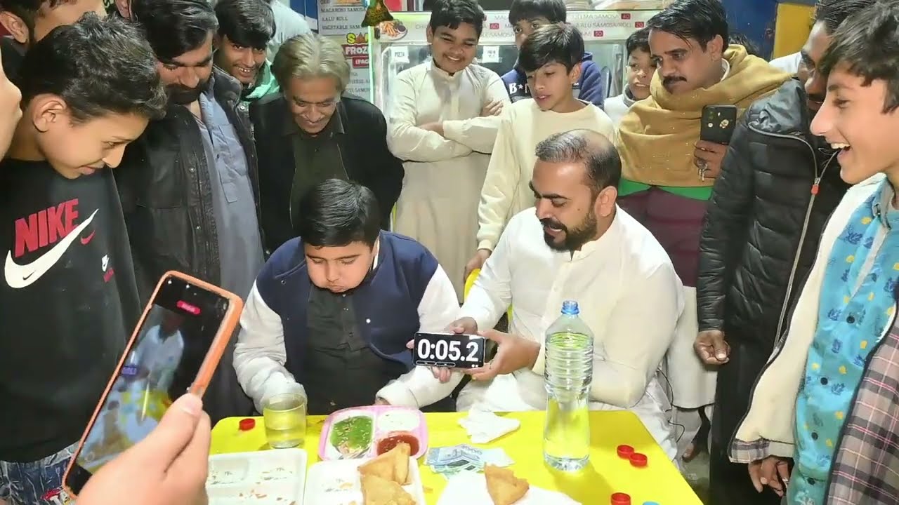 Соревнование по поеданию самос с сыром