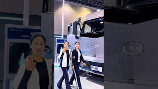 2 Chị Em Xinh Đẹp Đi Xem Xe Đầu Kéo