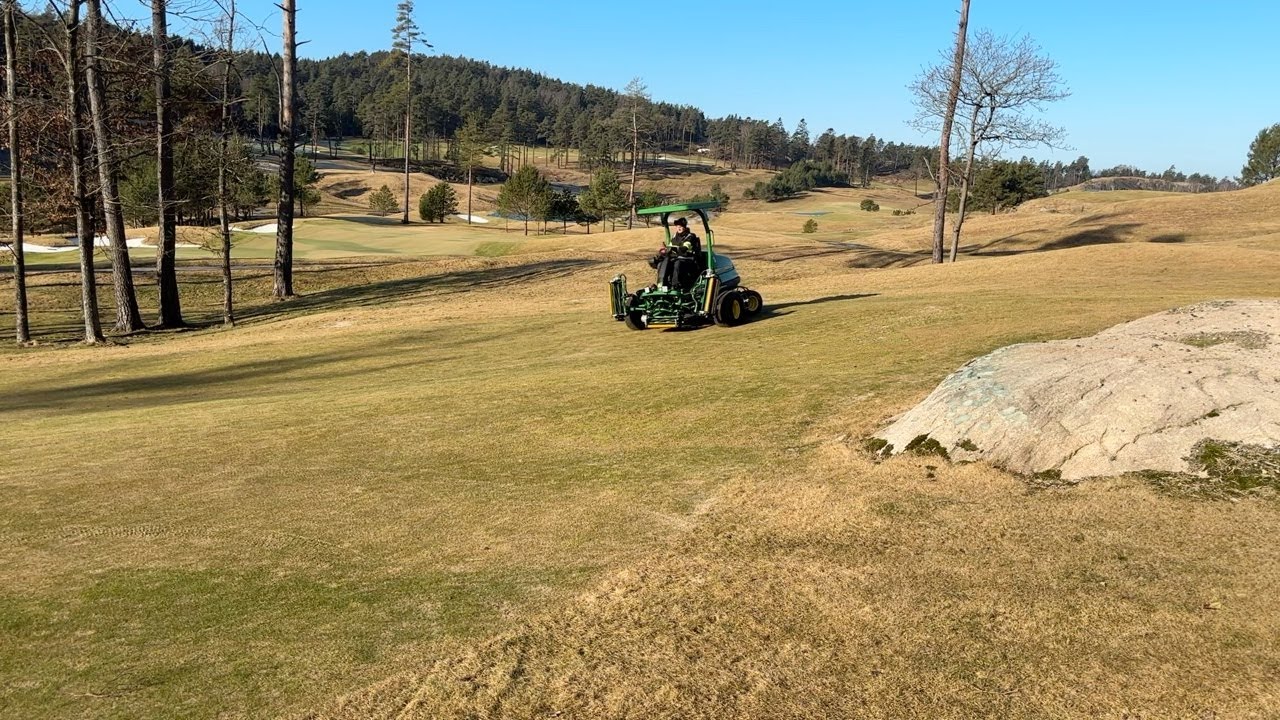 Köp Fairwayklippare John Deere 7500A E-Cut på Klaravik