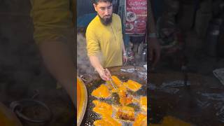 Popular Mewa Gul Ustad Deep Fried Fish &amp; Fried Chicken | Karkhano Market Peshawar