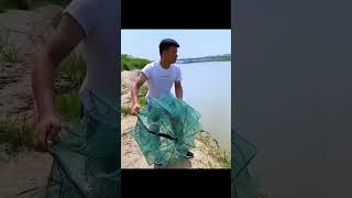 🚨HOT SALE – 30,000+ Sold! Magic Foldable Fishing Trap – Auto Catch Fish, Crabs & More in Seconds!