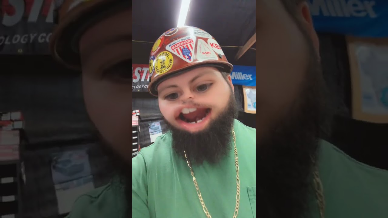 Хэллоуинский розыгрыш Рики над новеньким! ￼