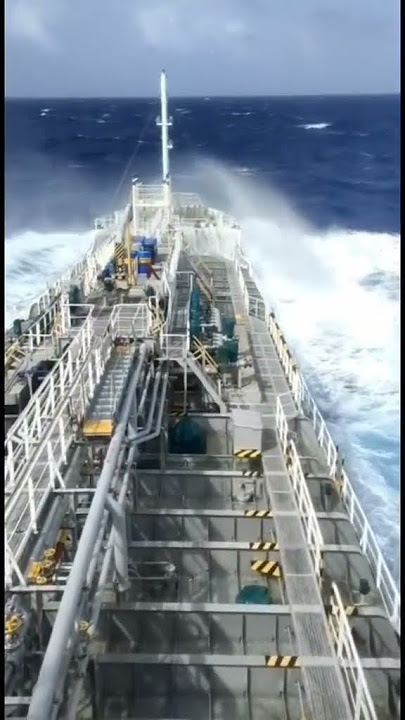 sebesar apapun ombak ya jangan pernah loncat dari kapal#pelaut #pelautindonesia #story
