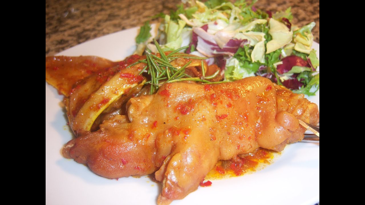 Pés e orelhas de porco estufado na Slow Cook