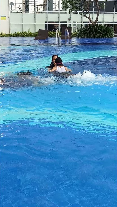 tante cantik lagi renang bersama brondongnya