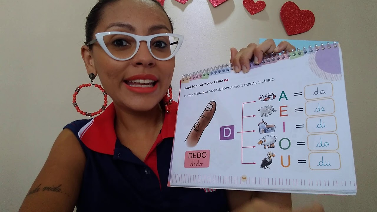 Professora Ágatha 24/04: Revisando a letra D-d (livro de Caligrafia)