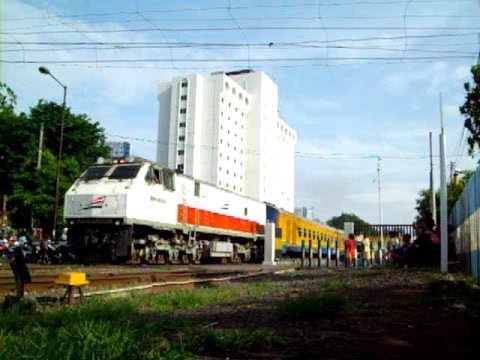 Berburu Kereta Api di Surabaya (Bagian 1/2) - YouTube