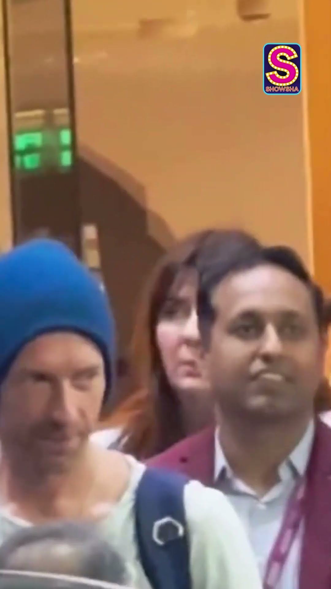 Coldplay’s Lead Singer Chris Martin Greets Paps In Mumbai Ahead Of Their Concert In The City | N18S
