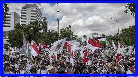 News Today : Thousands protest in jakarta against trump